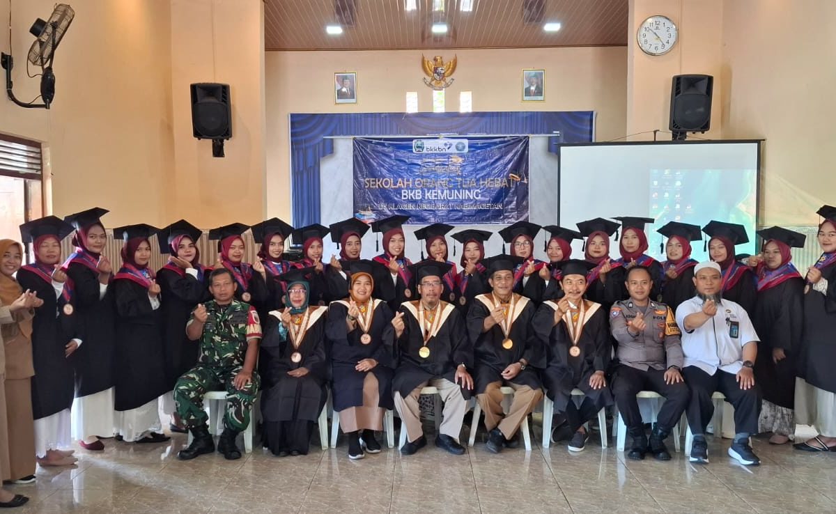Wisuda Sekolah Orang Tua Hebat Desa Klagen Kecamatan Barat Tahun 2025